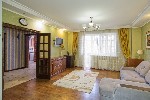 Полностью обустроенная видовая квартира в мкр.  ЗИП.  Большая двухкомнатная квартира площадью 90 кв.  м.  Два санузла,  просторные комнаты,  много мест хранения.  В кухне витражные окна.  После продаж ...