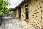 Площадь дома — 156,1 м².  Просторная кухня-гостиная — 44,6 м²,  три изолированные комнаты,  три санузла.  Высокие потолки,  второй свет в спальне и детской,  мастер-спальня с собственной ванной.  Дом  ...