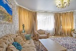 Общая площадь дома — 143,2 м²,  жилая — 82,3 м².  На первом этаже расположены просторная кухня 27,8 м² и гостиная 27,2 м²,  оба помещения правильной формы.  Из кухни есть выход на уютную террасу.  По  ...