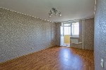 Двухкомнатная квартира рядом с ТЦ «Красная площадь»! Сделан ремонт.  Остается кухонная мебель,  техника и места хранения.  Планировка для семьи с детьми:  предусмотрены просторные жилые комнаты,  заст ...