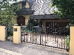 Ключевые данные:  
200 м² жилой площади разделены на:  
- три общежития
- Гардеробная с желобом в прачечную
- ДАН кухня
- Ванная комната с угловой ванной,  отдельным душем и биде
- отапливаемый  ...