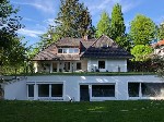 Очень щедро оборудованный дом с 7 комнатами и отдельной квартирой для бабушки с
еще 4 комнаты - капитально и со вкусом отремонтированы в 2016 году.  Полы и лестницы во всем доме качественно отделаны. ...
