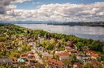 Главный вход в эту квартиру расположен с западной стороны.  В квартиру легко добраться на лифте или по лестнице.  В настоящее время его перекрашивают,  и его можно будет посетить с начала августа.  Кв ...