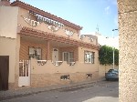 Продается большая вилла в центре 446 м2,  жилая на участке 288 м2,  с 6 спальнями (1 сьют с джакузи и гидромассажным душем с гардеробной),  большой столовой,  2 кухнями,  балконом,  кладовыми,  кладов ...